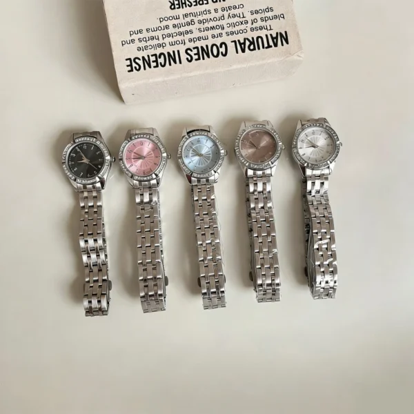 cn-11134207-820l4-mlbob37na1acd1.webp Random Women Diamond Quartz Watch
